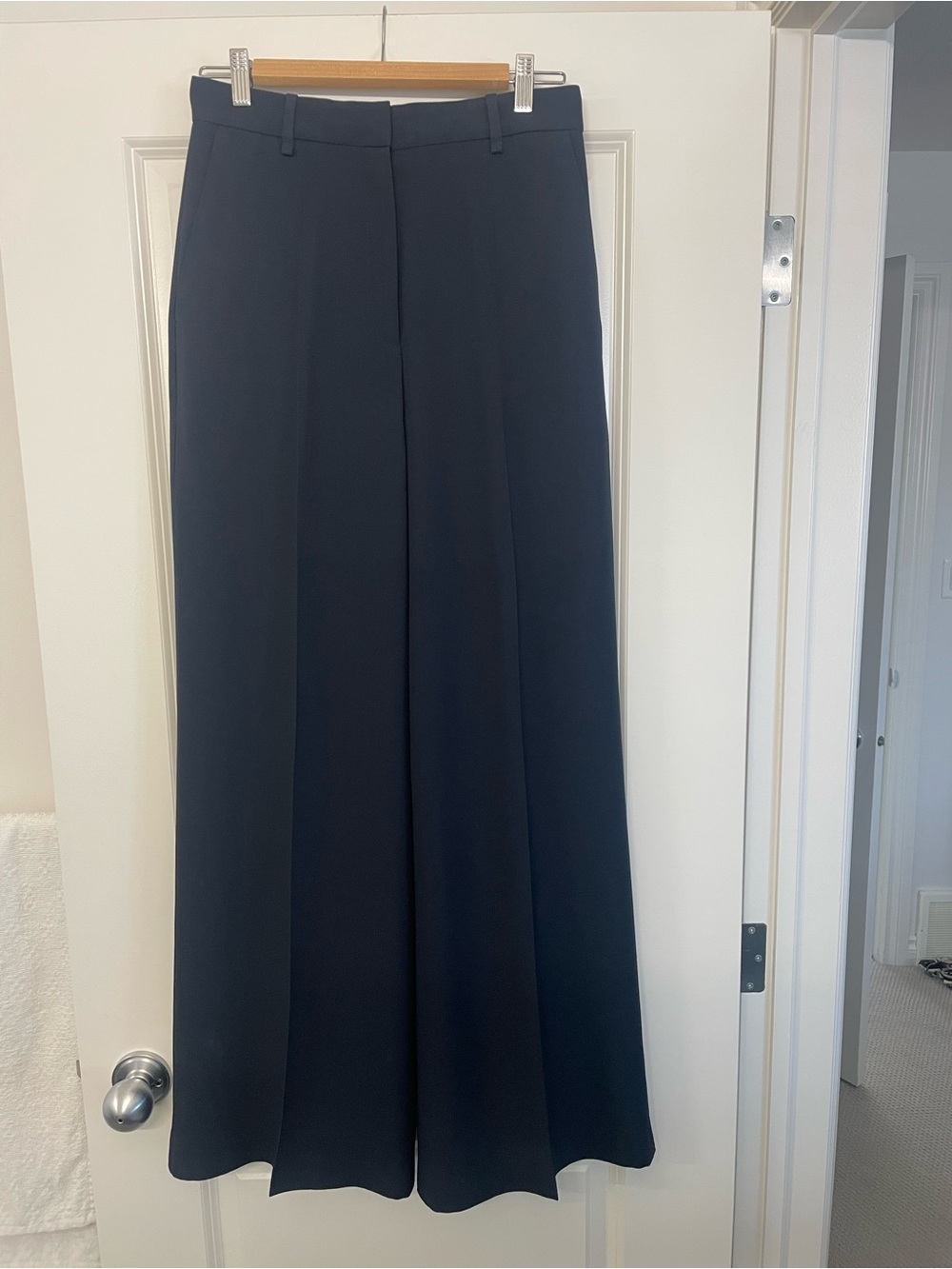 Hugo Boss Fluid Crepe Wide-Leg High-Rise Dress Pants – Navy (33” Inseam) size 6